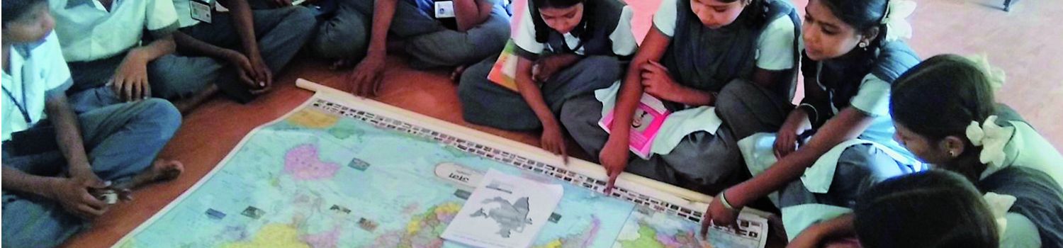 Niños señalado sobre un mapa mundial